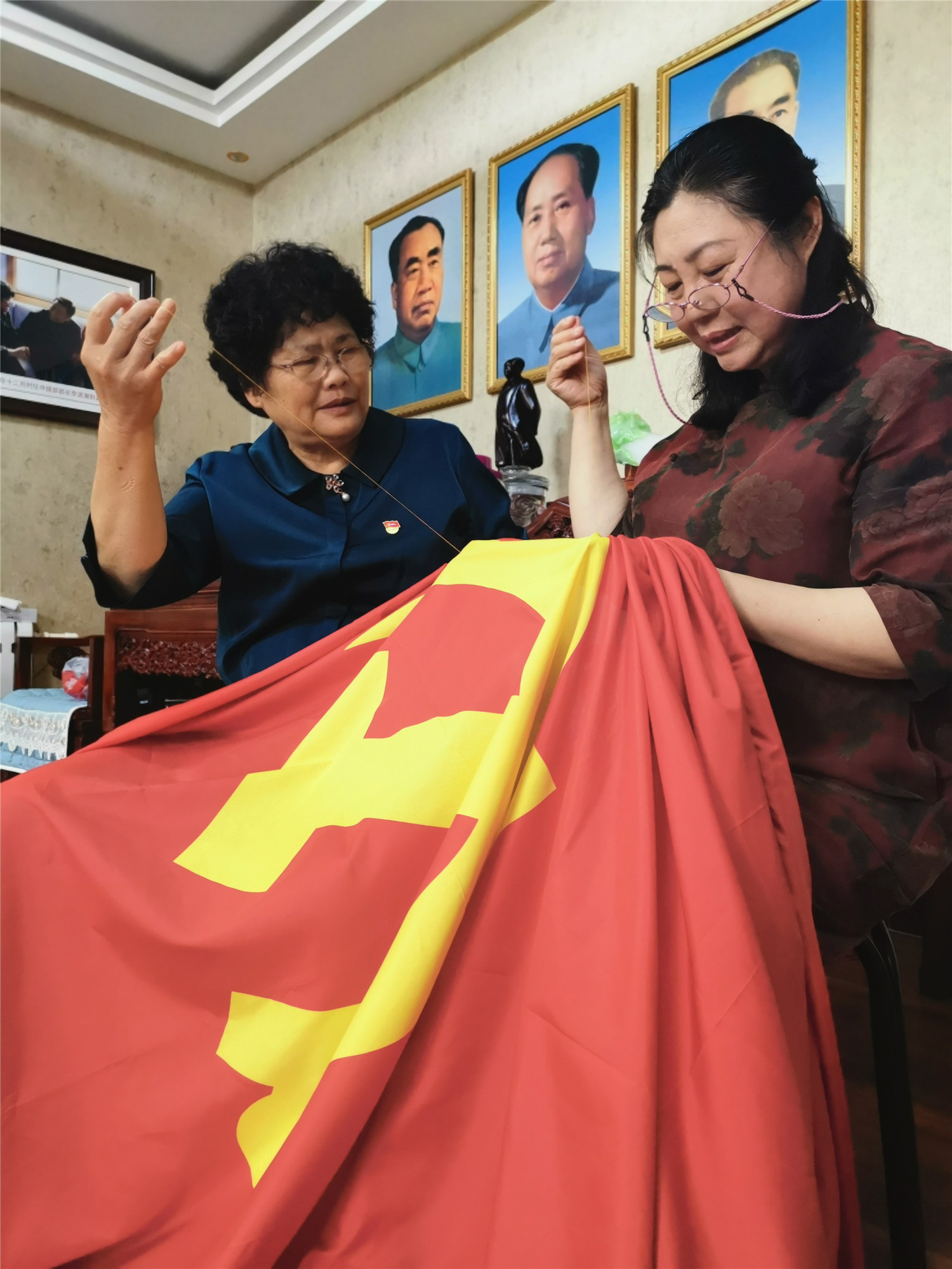 金永公司牵手青岛市民举办《喜庆建党一百年，跟着红嫂绣党旗》活动(图2)