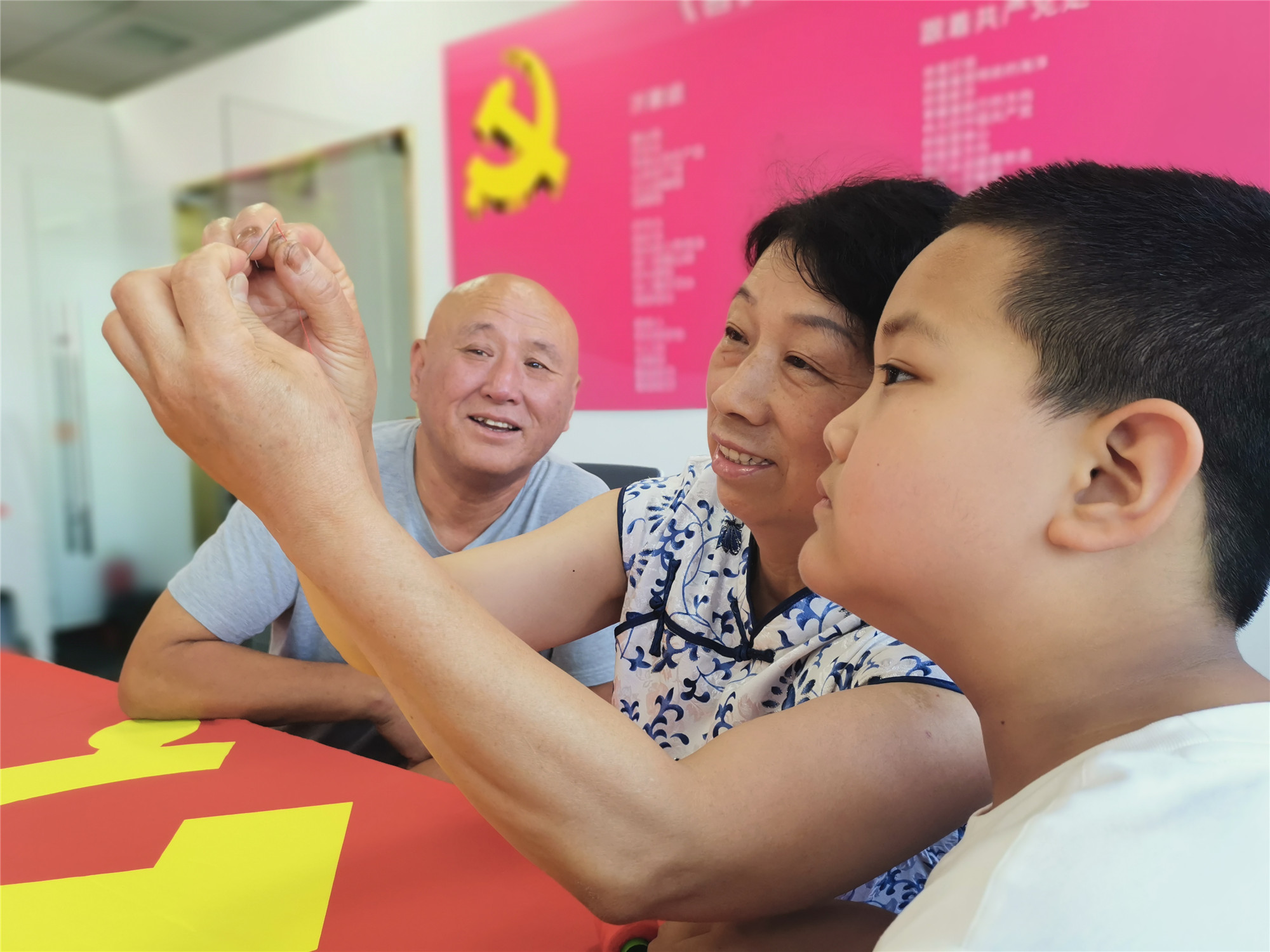 金永公司牵手青岛市民举办《喜庆建党一百年，跟着红嫂绣党旗》活动(图4)