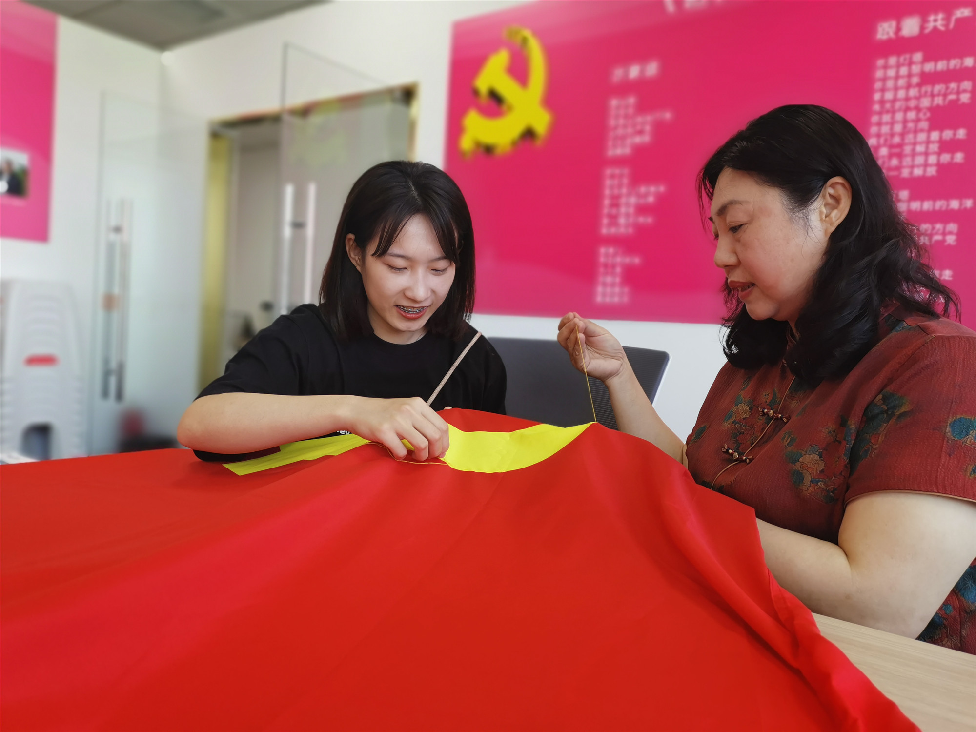 金永公司牵手青岛市民举办《喜庆建党一百年，跟着红嫂绣党旗》活动(图6)